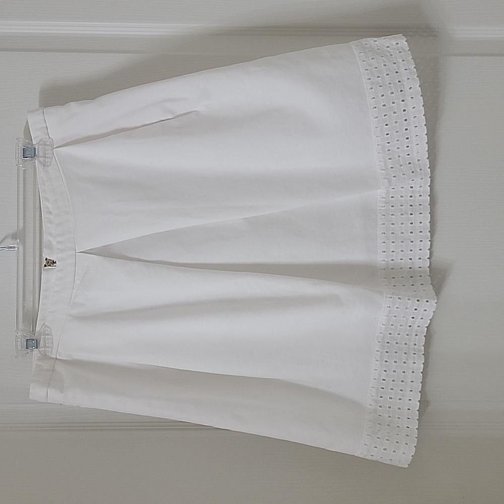 Anne Klein Size 10 White Pleated Front Skirt w/ Eyelet Hem. Rear Exposed Zipper